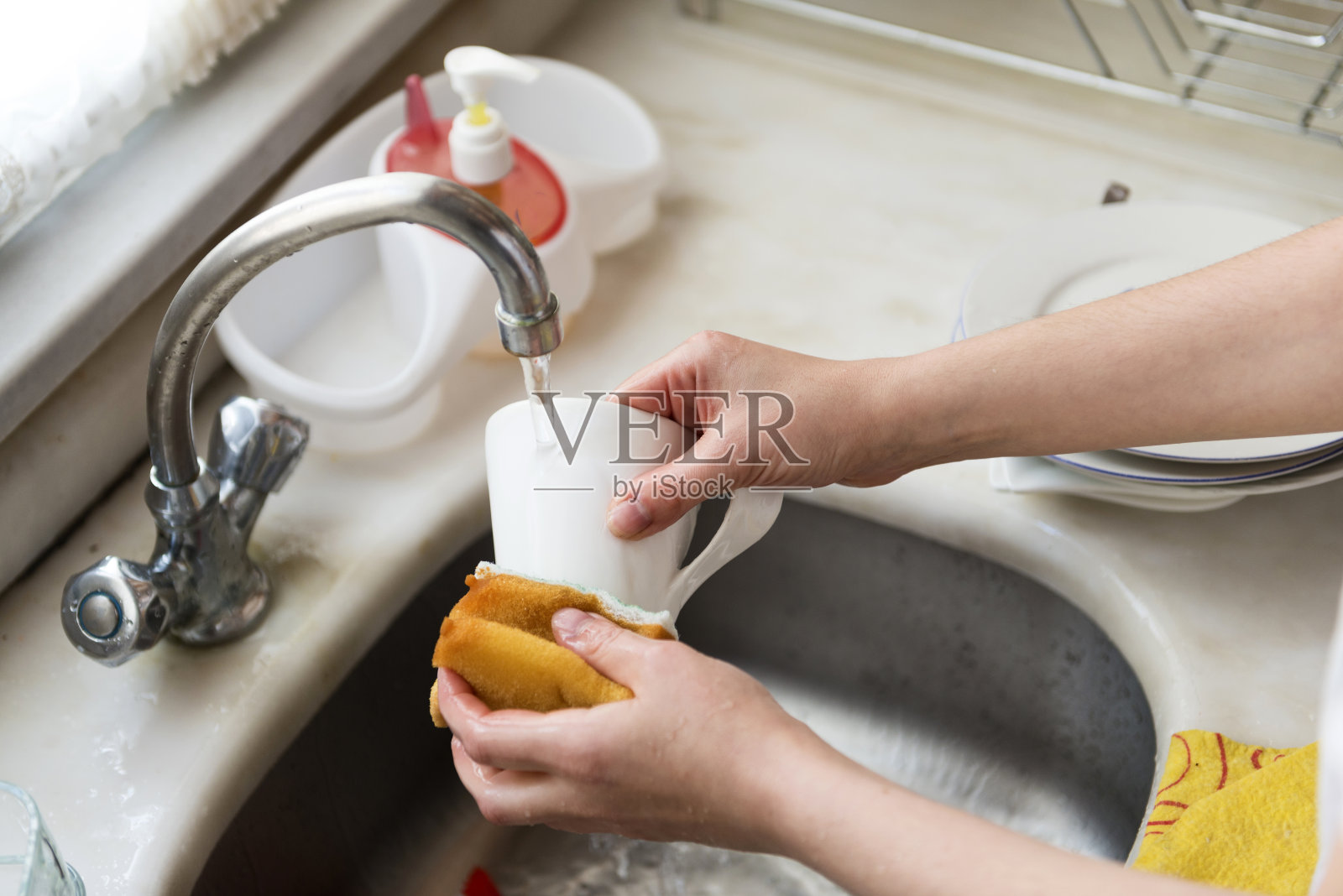 女人的手在洗碗照片摄影图片