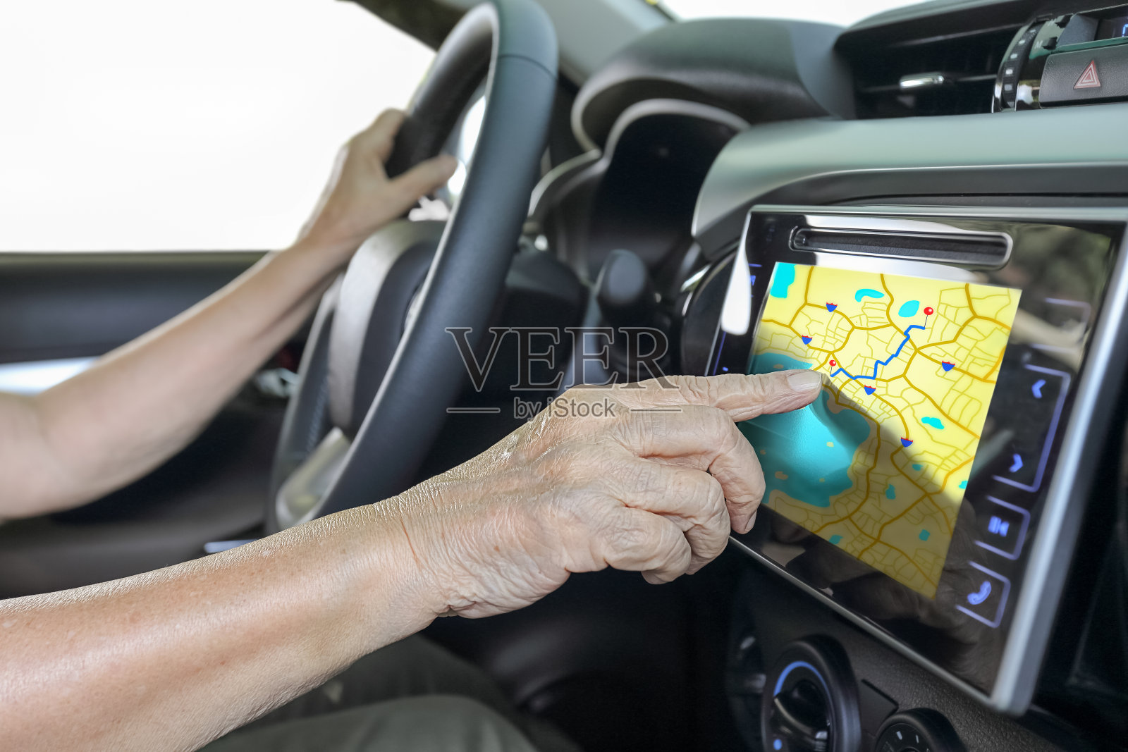 老妇人在车里使用GPS导航系统照片摄影图片