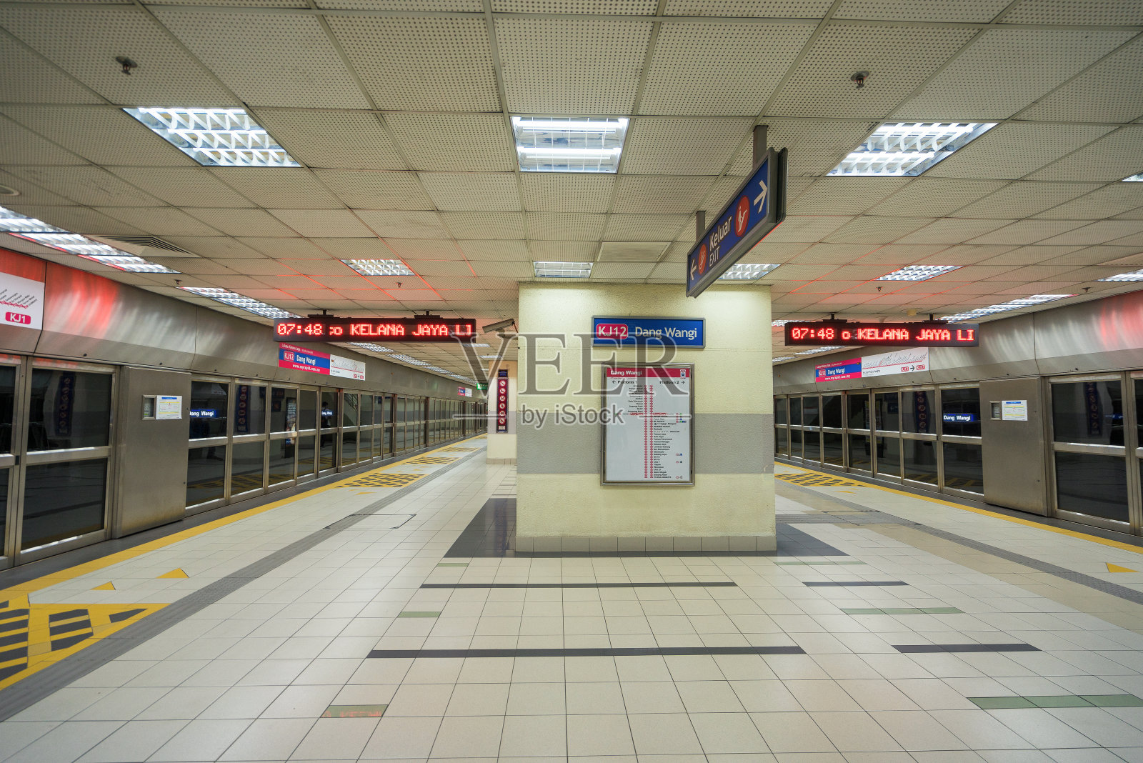 公众在吉隆坡使用轻轨交通服务照片摄影图片