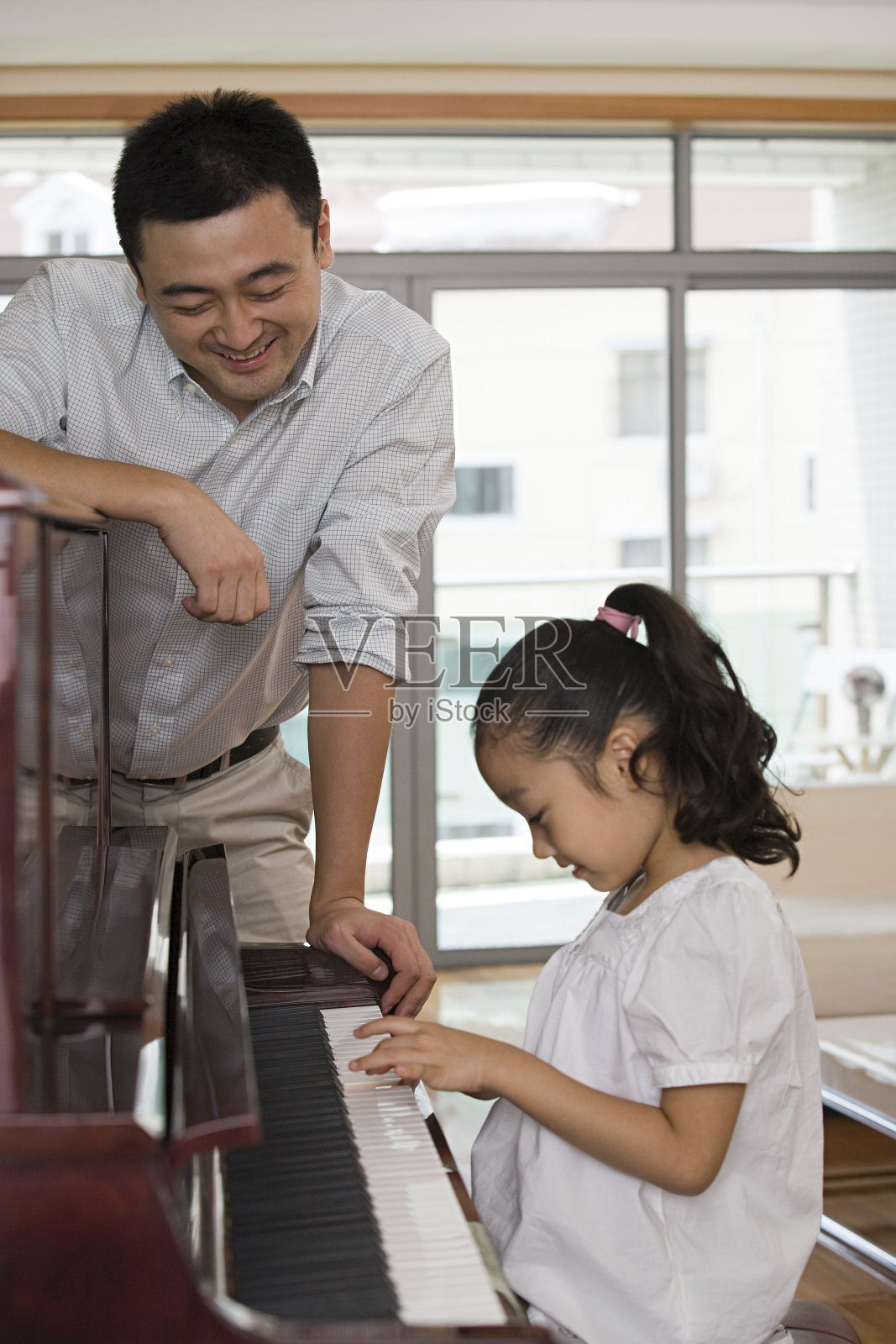 父亲和女儿在弹钢琴照片摄影图片