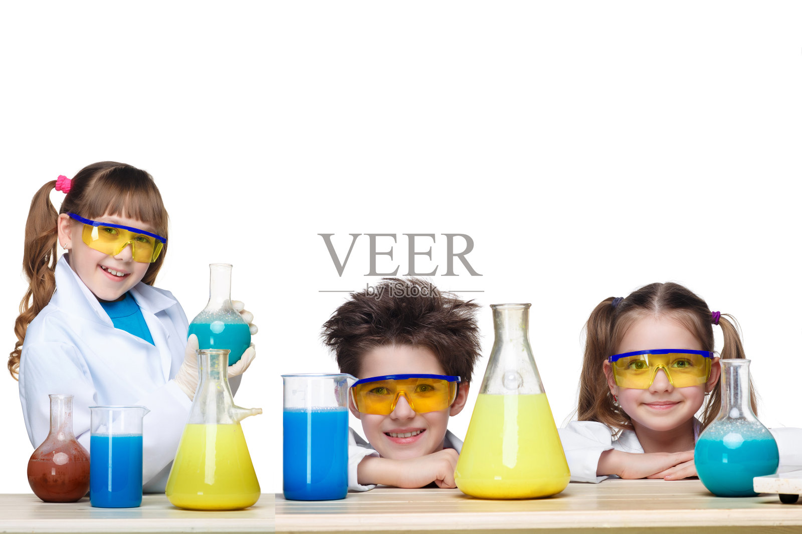 三个可爱的孩子在化学课上做实验照片摄影图片