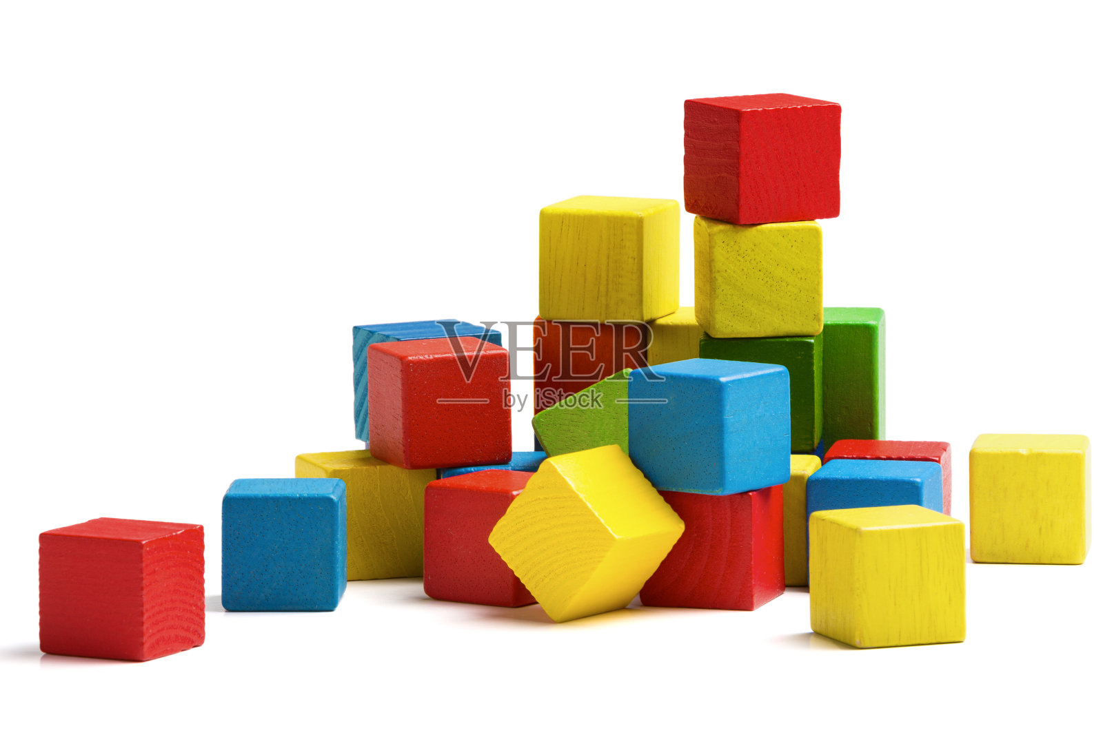 玩具积木金字塔状，多色木砖堆砌孤立的白色背景照片摄影图片