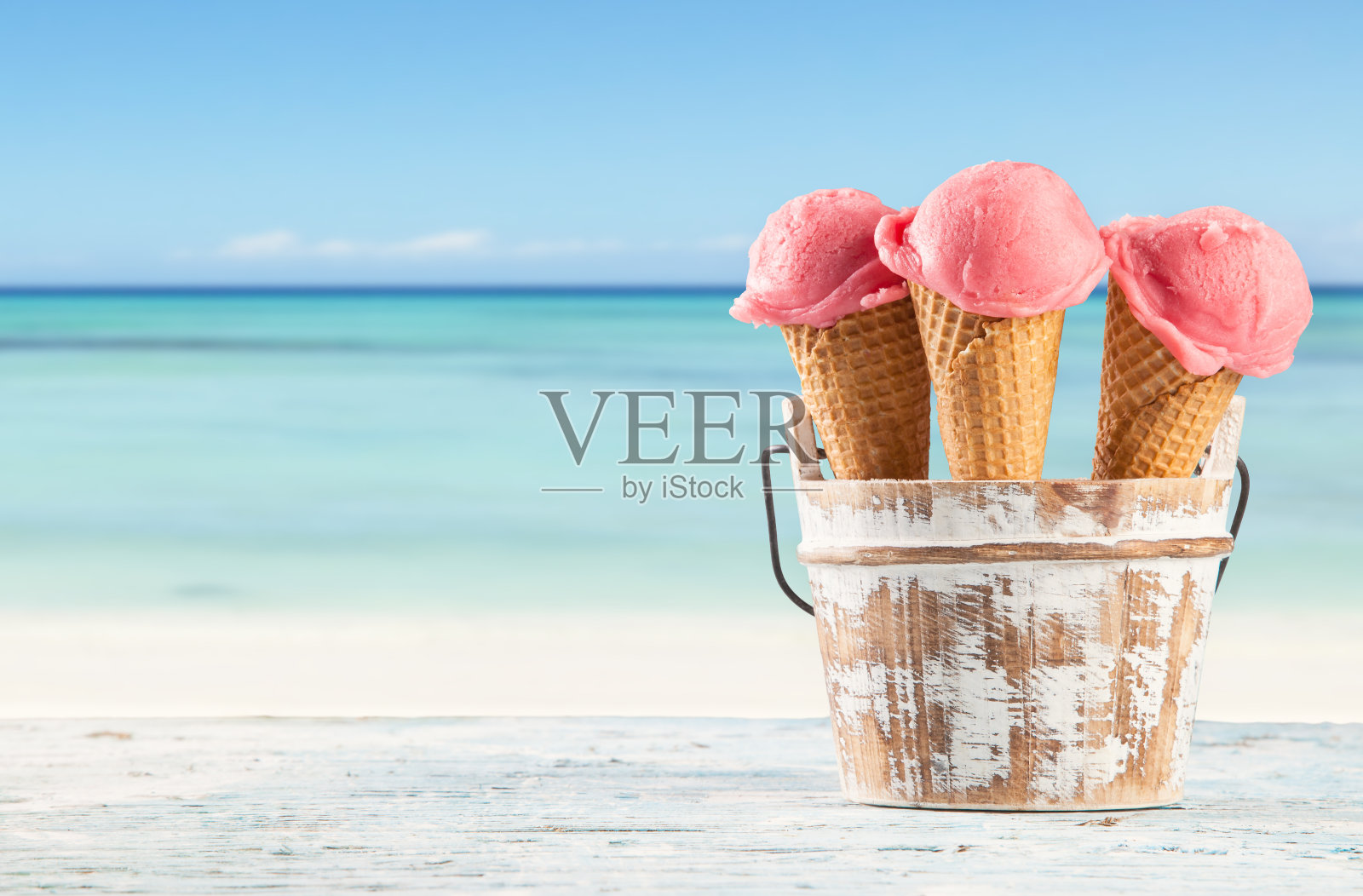 海滩上的水果冰淇淋照片摄影图片