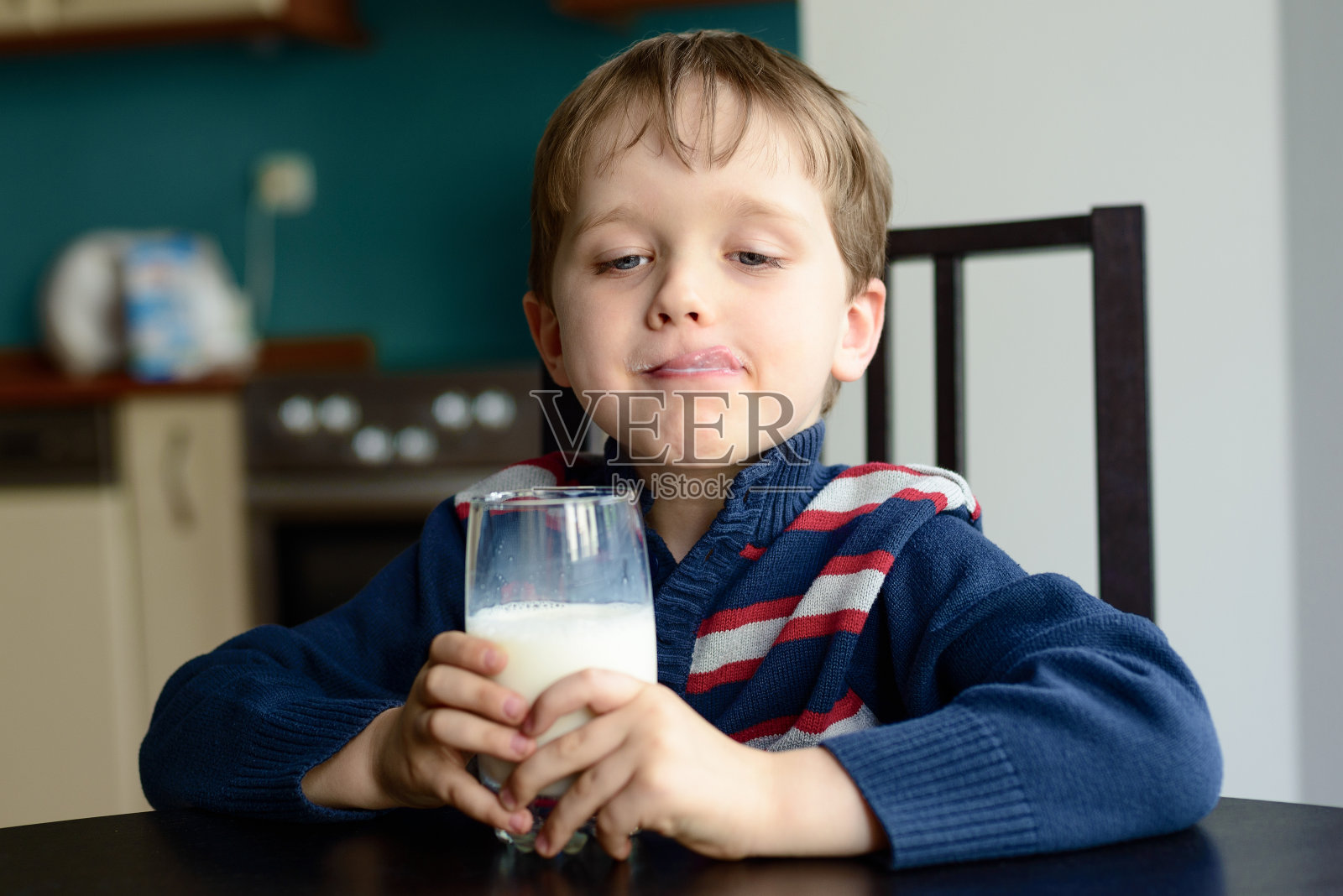 男孩拿着一杯美味的牛奶照片摄影图片