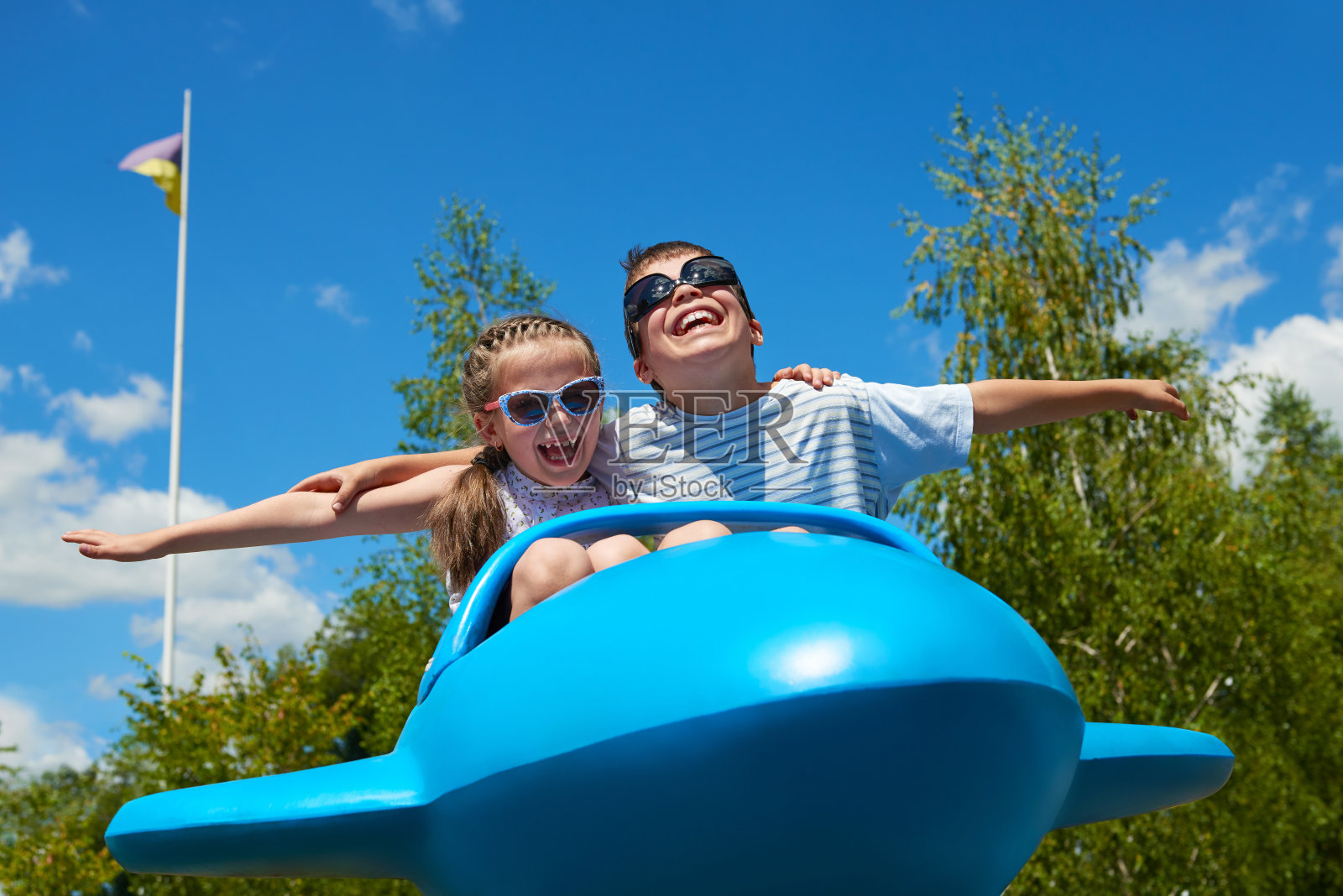 儿童和妇女在游乐园的飞机吸引力照片摄影图片