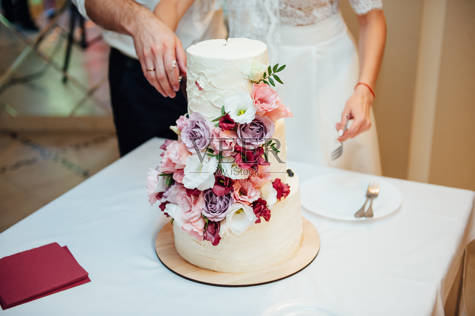 美丽美味的白色婚礼蛋糕照片摄影图片