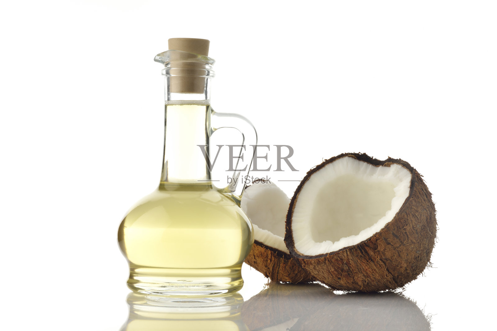 椰子油与椰子在白色的背景照片摄影图片