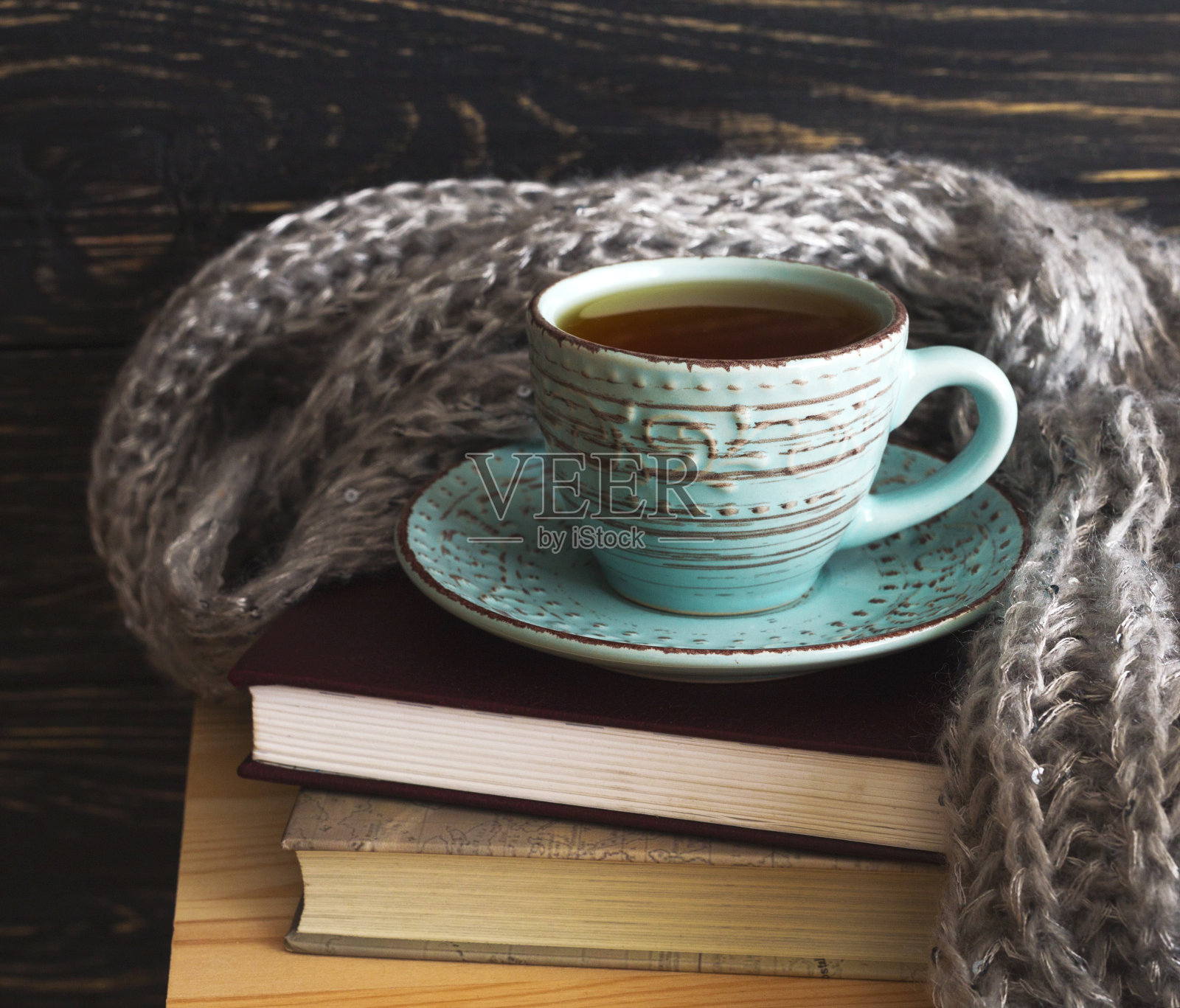 温暖的针织格子，一杯茶，一本书照片摄影图片