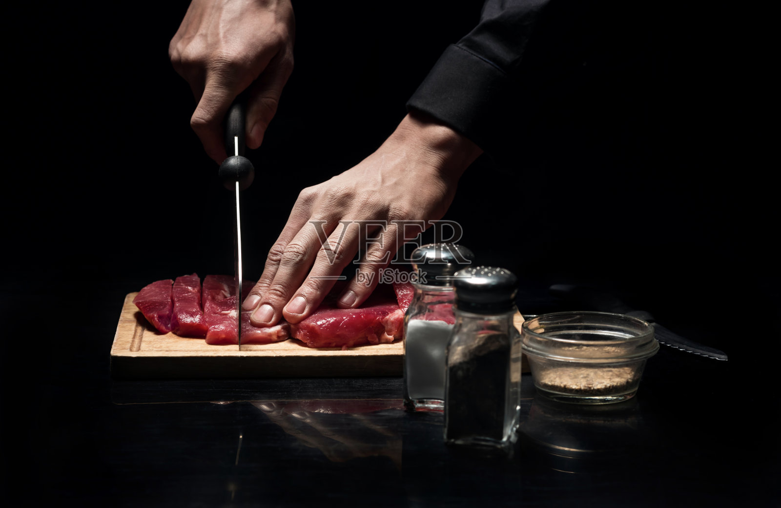 厨师用手切肉的特写照片摄影图片