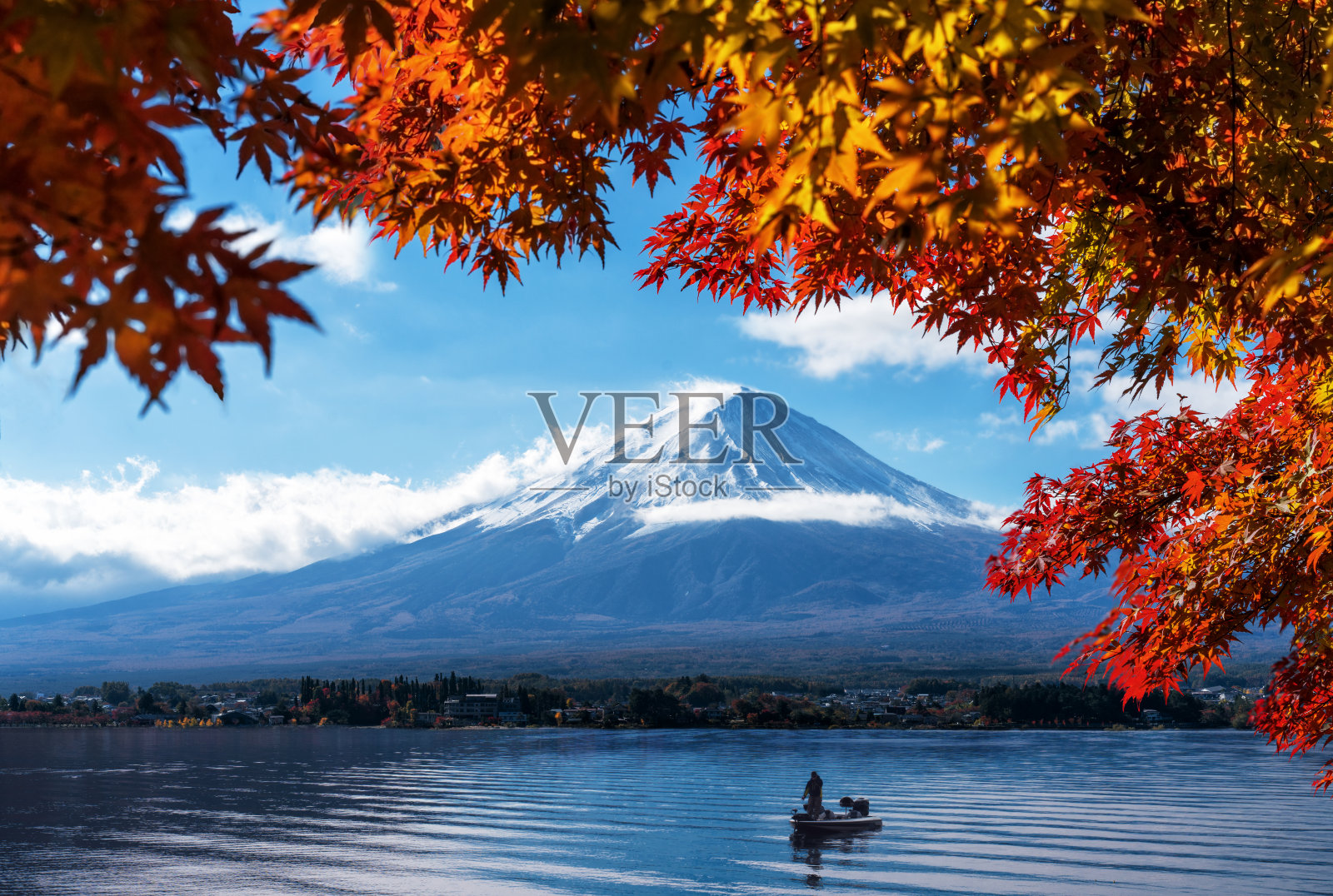 从川口湖眺望富士山的秋景照片摄影图片