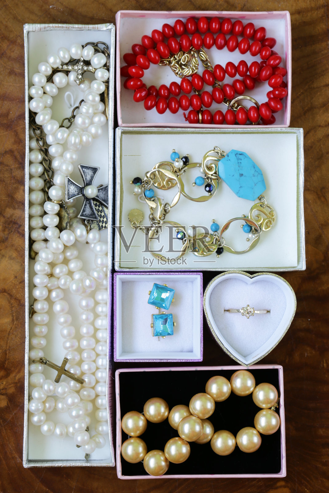 盒子里的项链、戒指、耳环、珍珠和金子照片摄影图片
