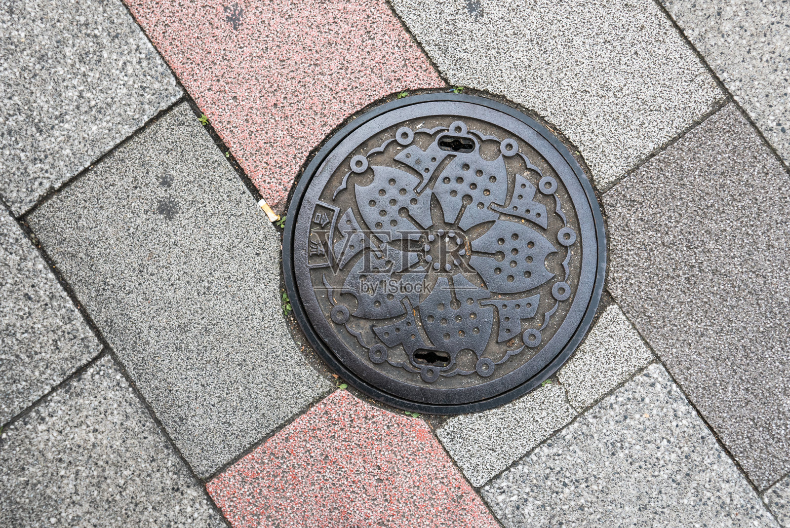 日本东京的井盖。照片摄影图片