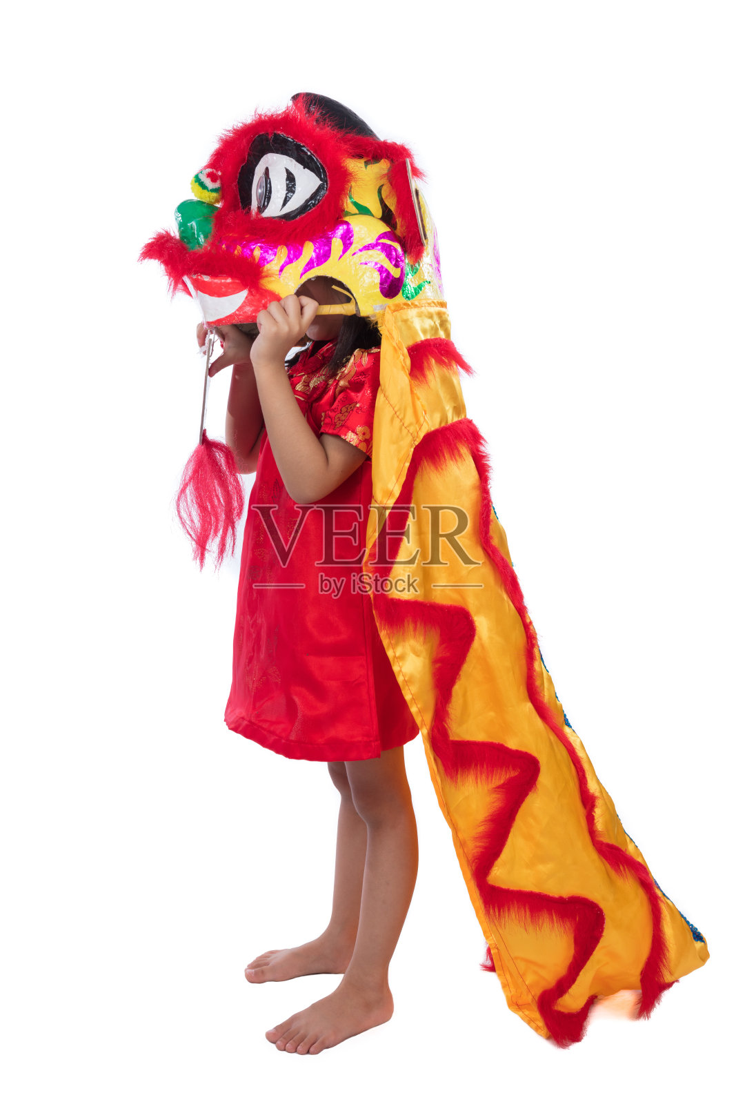 穿着舞狮服装的亚洲华人小女孩照片摄影图片