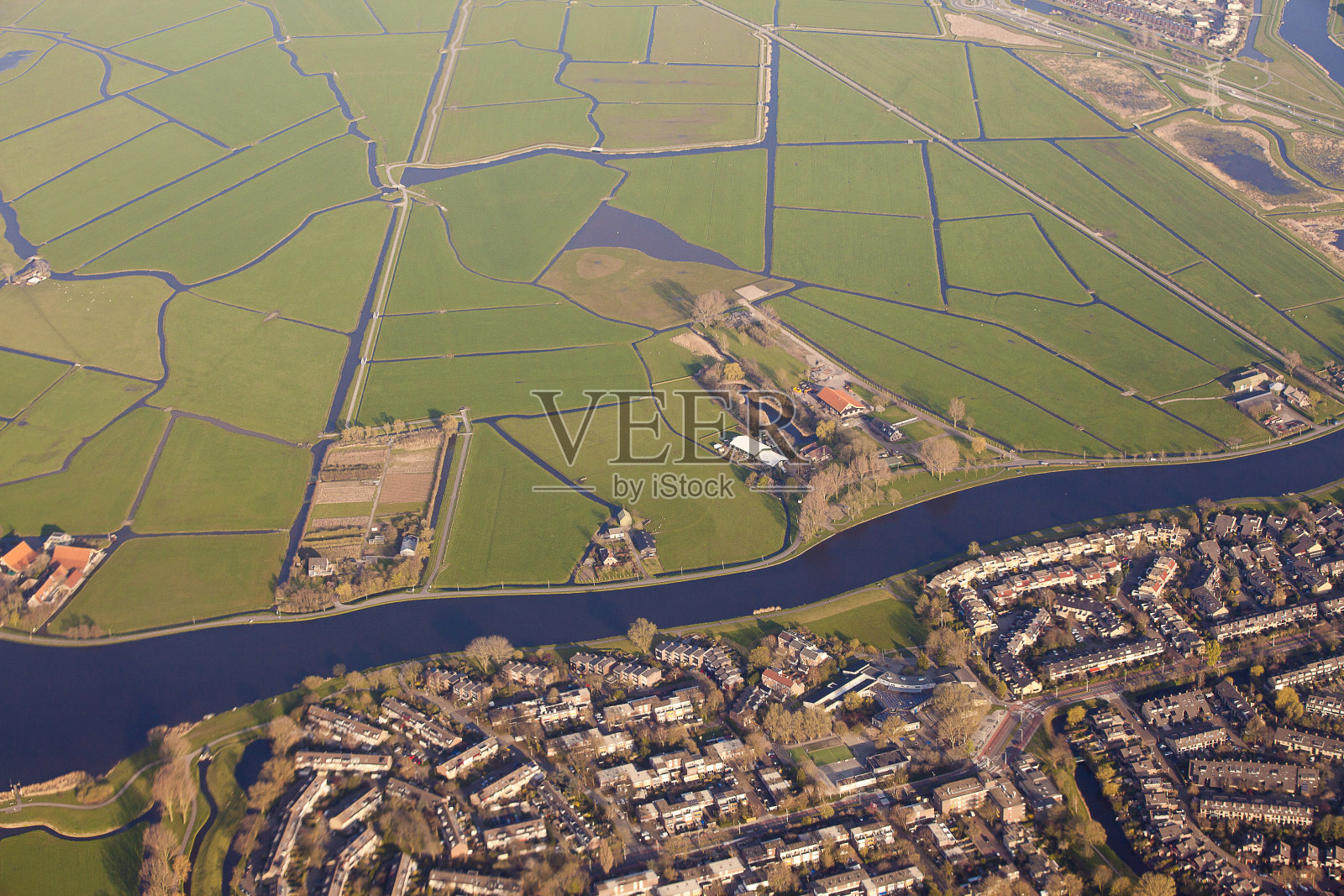 荷兰风景与村庄，绿色的田野和运河照片摄影图片