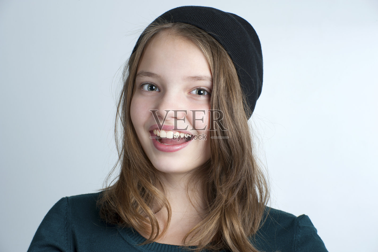 一个微笑的小女孩的肖像。照片摄影图片