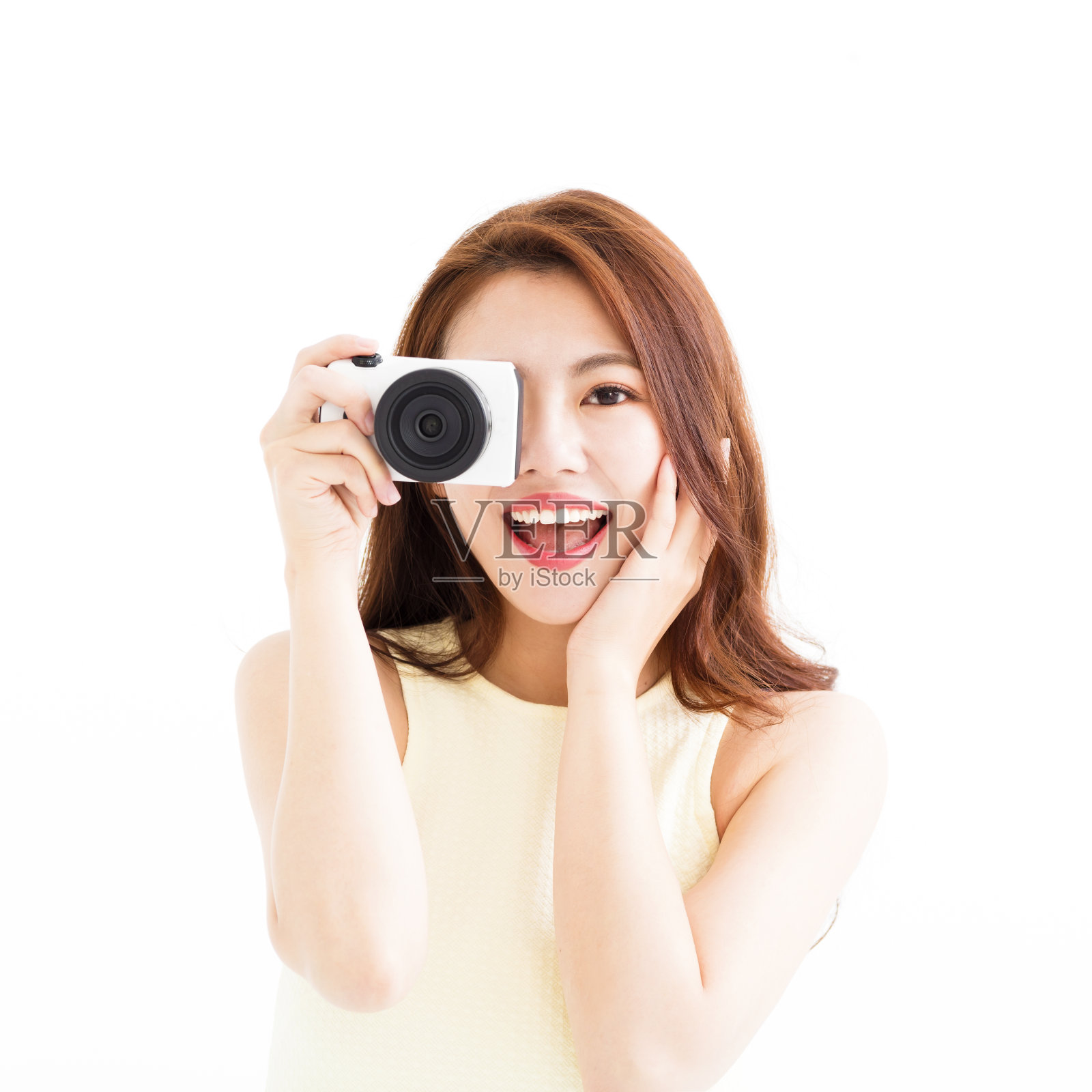 带着相机的快乐年轻女人照片摄影图片