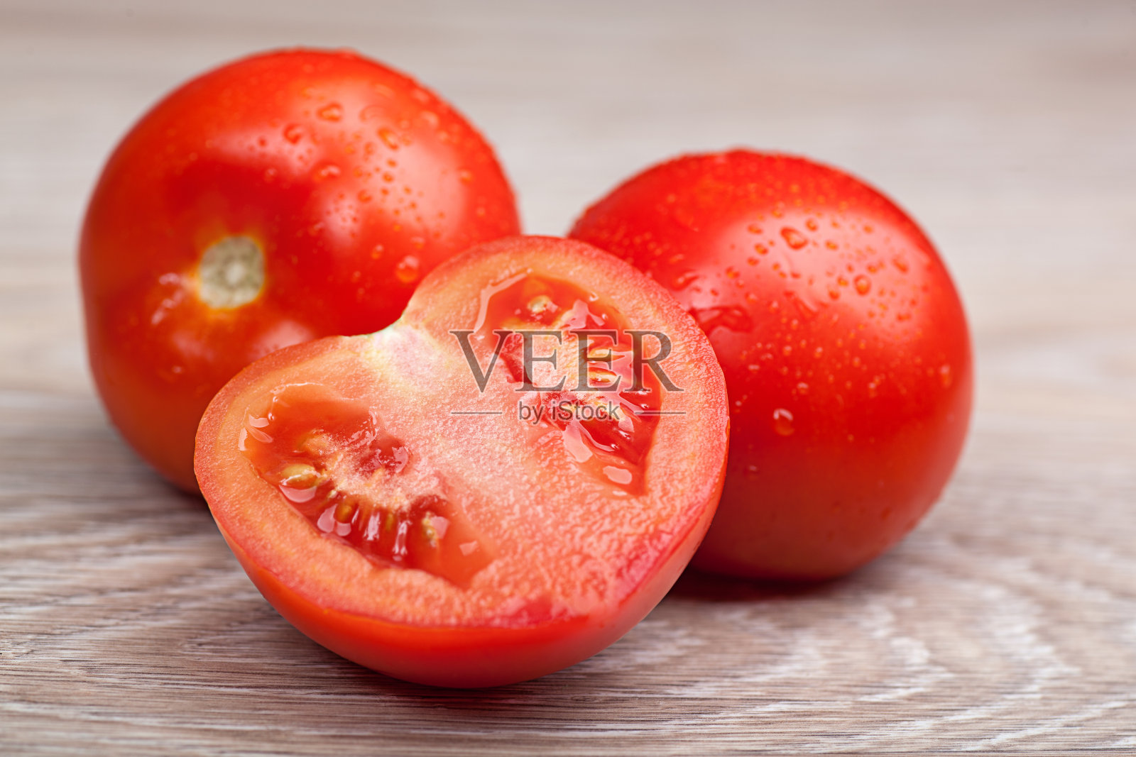 把新鲜的西红柿放在木板上滴水照片摄影图片