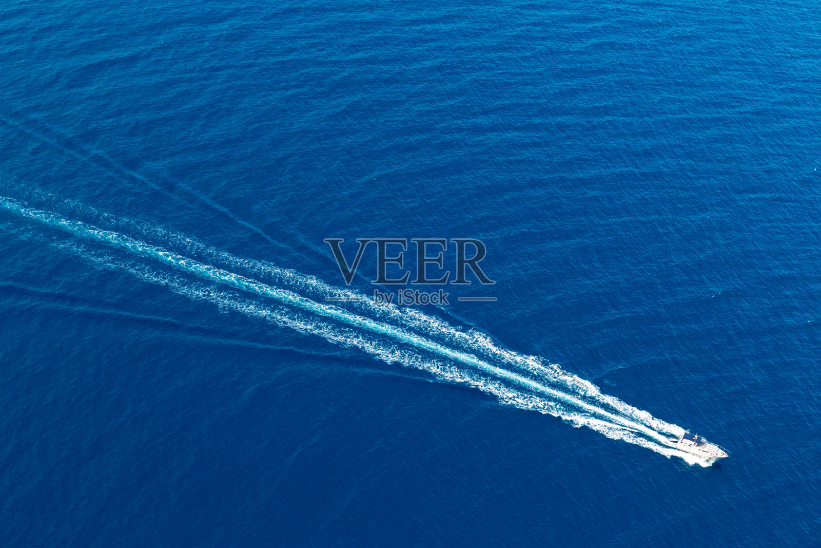 船冲浪泡沫天线从支柱洗在蓝色的大海照片摄影图片