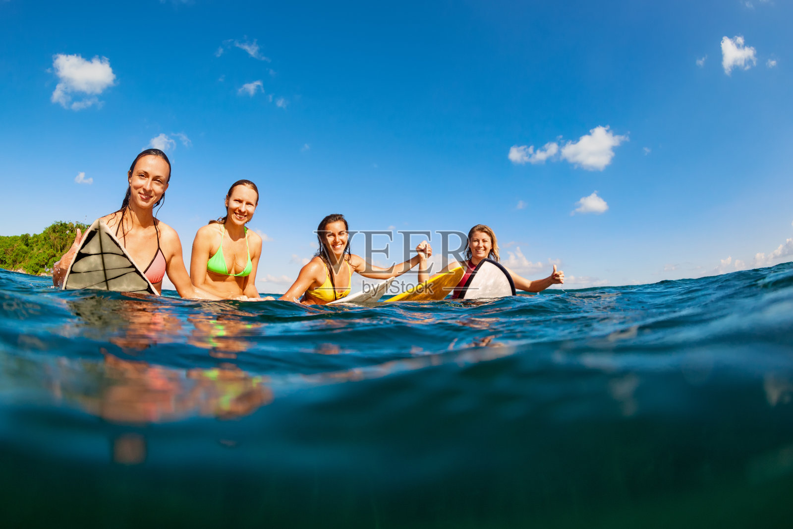 快乐的冲浪女孩坐在冲浪板上的照片照片摄影图片