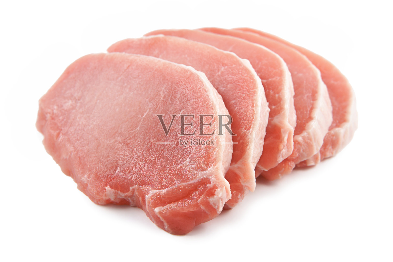 肉，猪肉，猪腰肉片在白色的背景上照片摄影图片