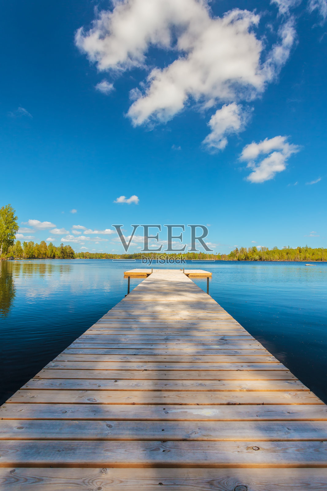 瑞典一个阳光明媚的日子里的木制码头照片摄影图片