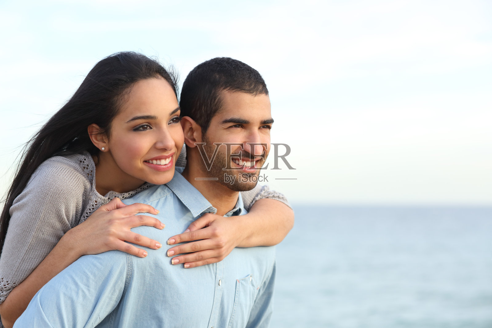 一对阿拉伯夫妇在海滩上调情照片摄影图片