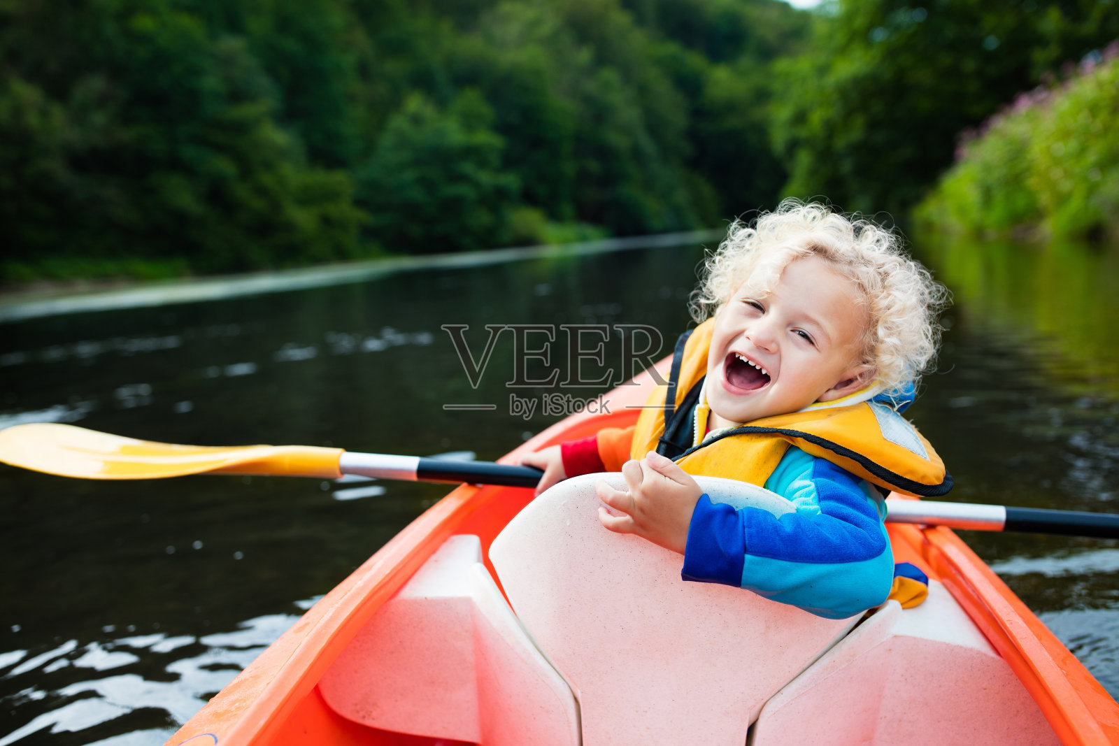 皮划艇里有趣的小男孩照片摄影图片