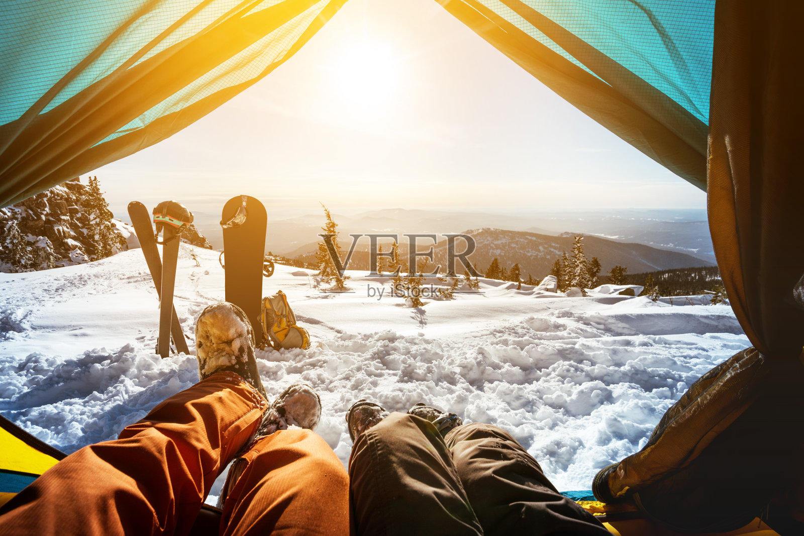 两个滑雪者和滑雪者在帐篷里照片摄影图片