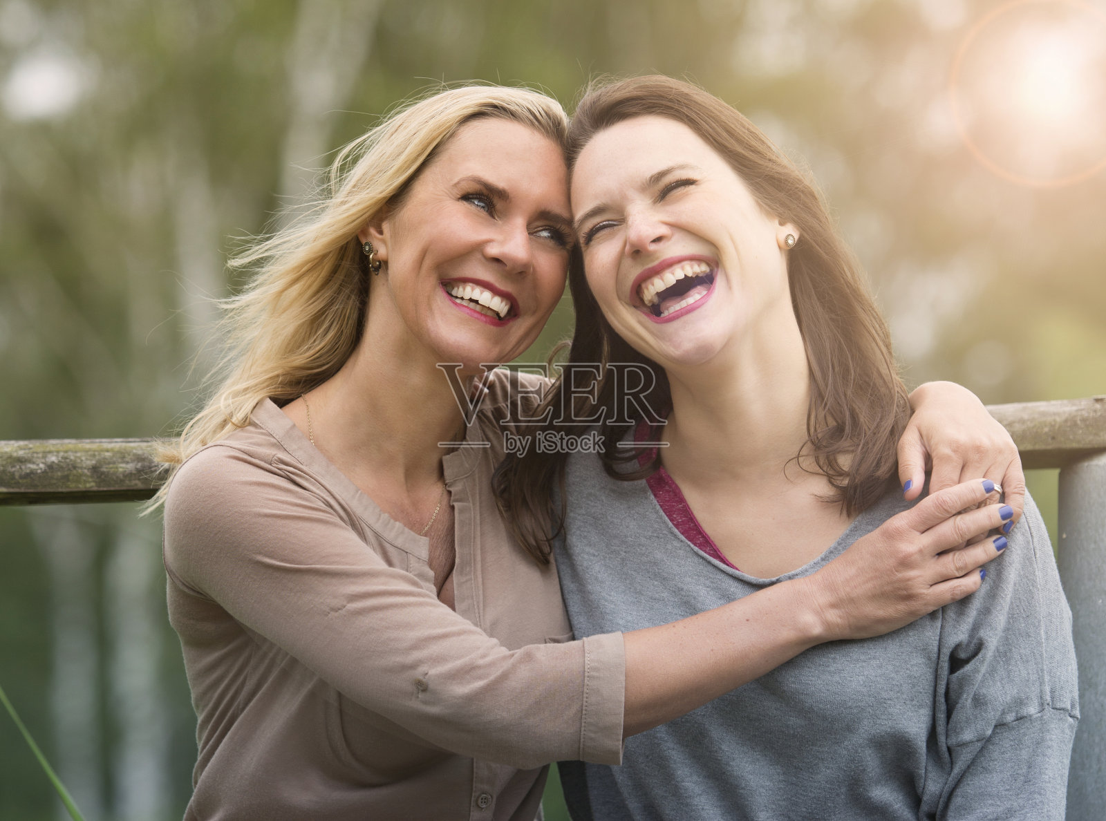 两个女人在户外笑着拥抱着照片摄影图片