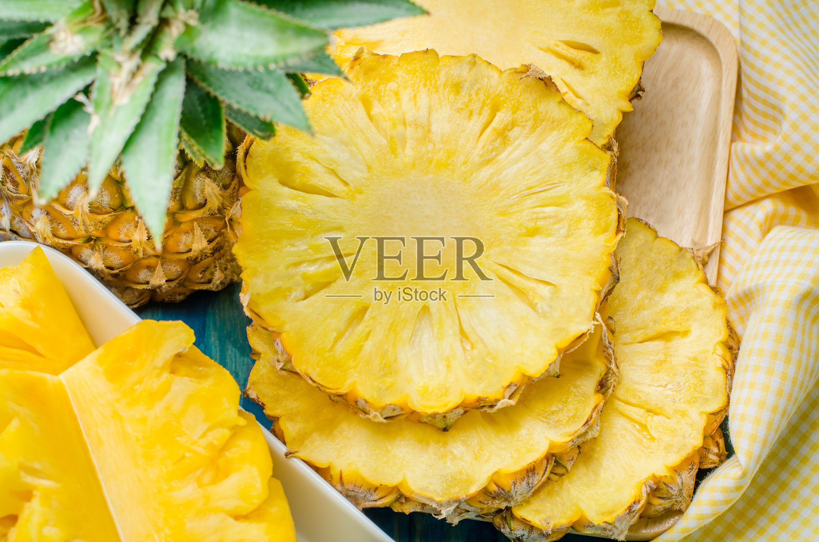 新鲜的菠萝与切片的木材纹理背景照片摄影图片