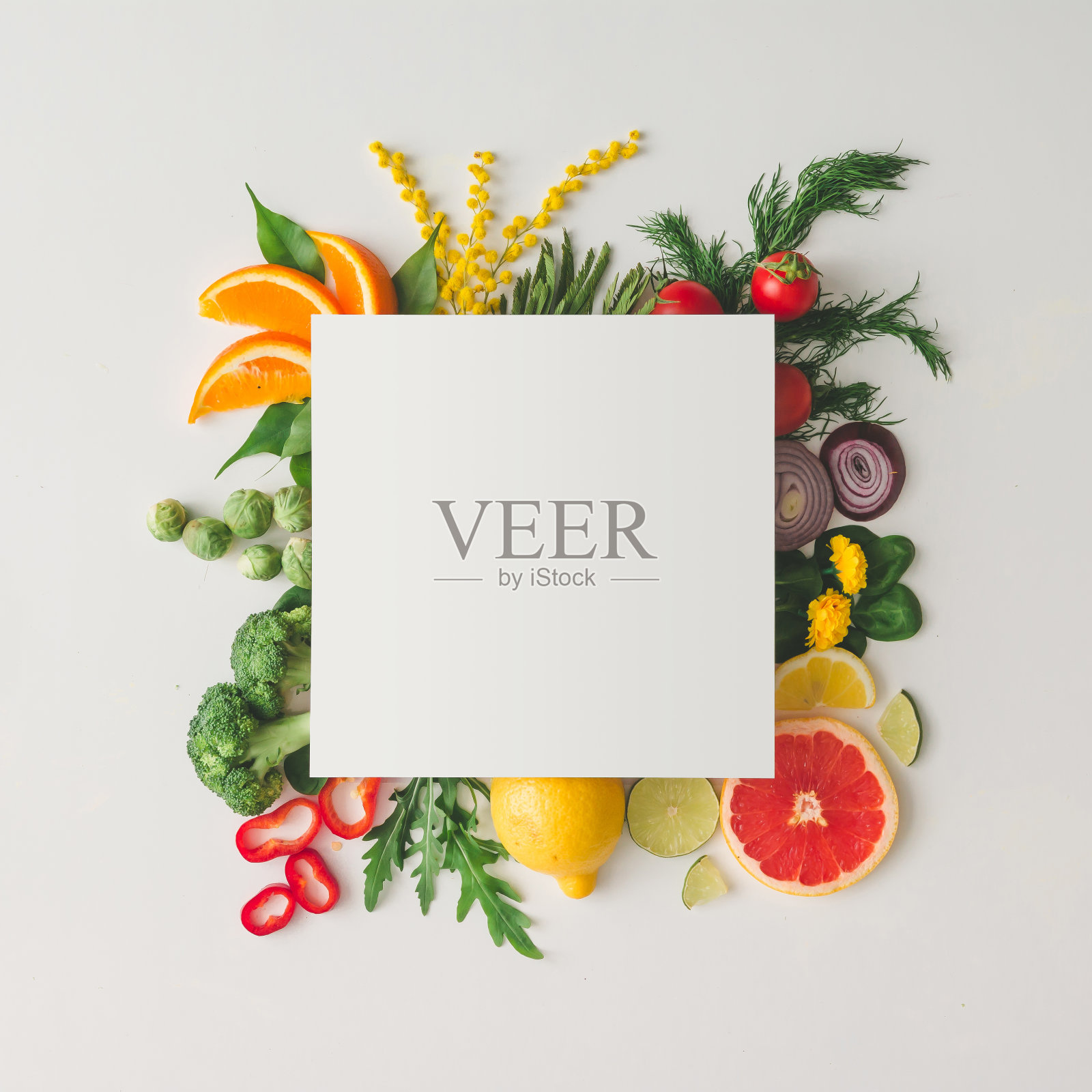 创意的布局由各种水果和蔬菜与白纸卡片。平的。食品的概念。照片摄影图片