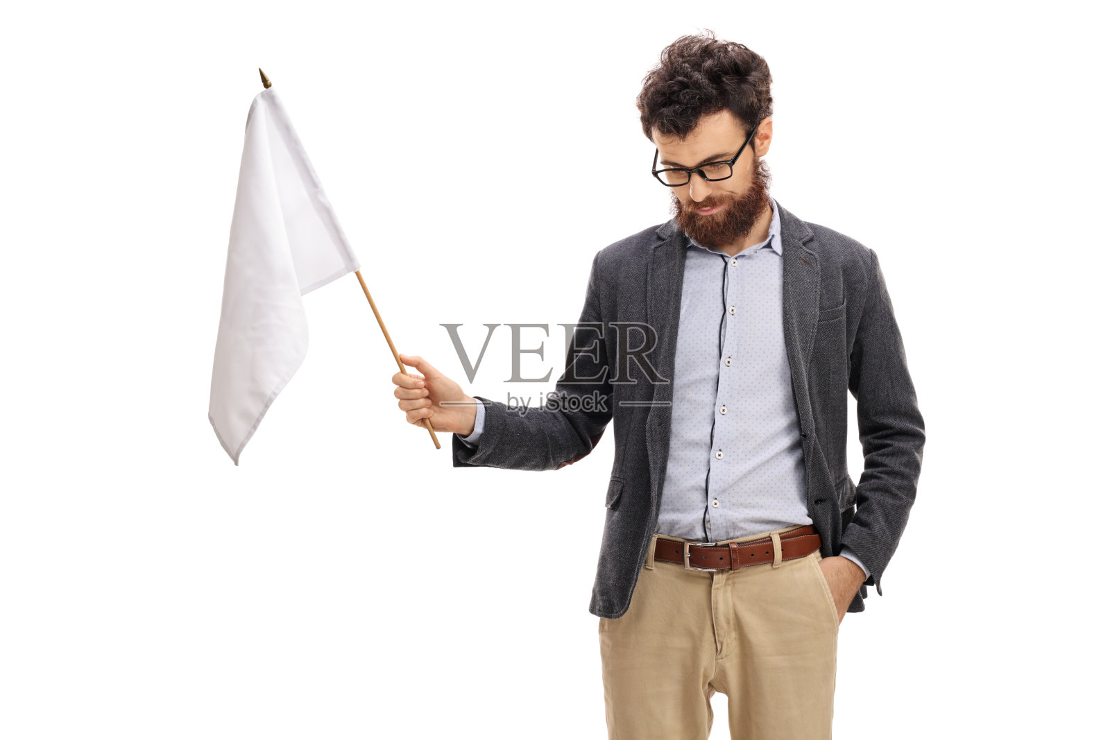 一个低着头举着白旗的人照片摄影图片