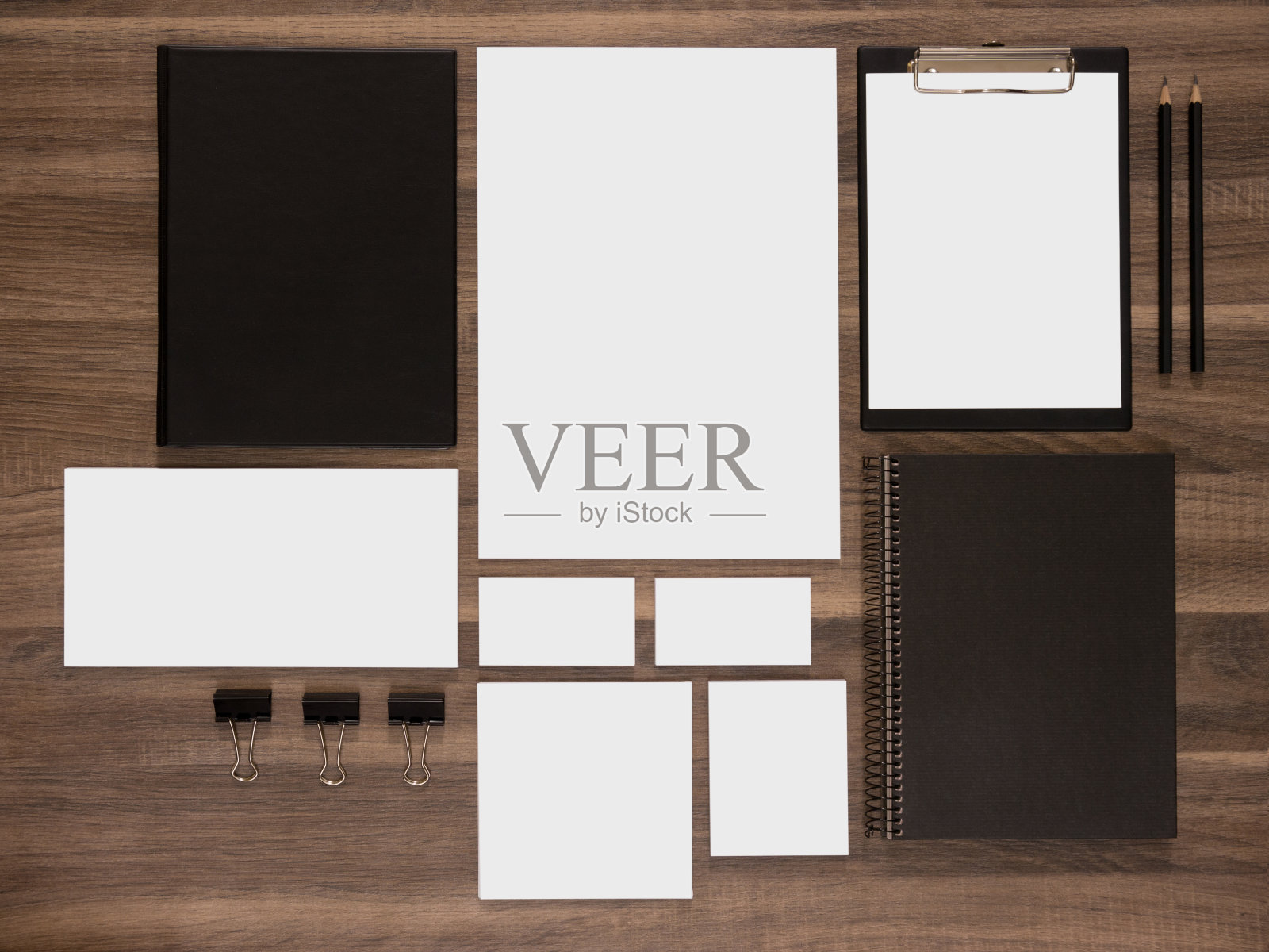 品牌模型集合在棕色木制书桌的背景。照片摄影图片