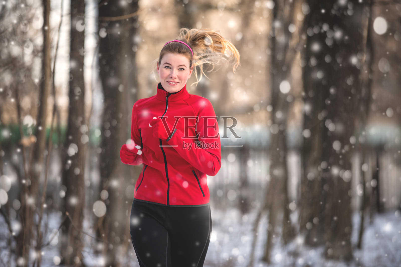 冬季森林里奔跑的女人照片摄影图片