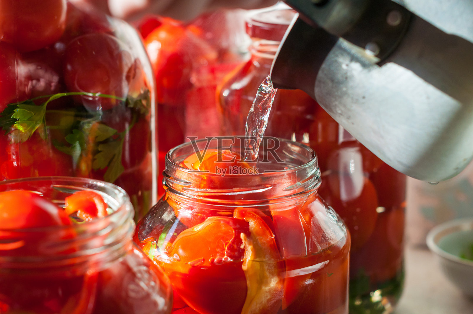 番茄梅森罐装罐工艺。在背景照片摄影图片