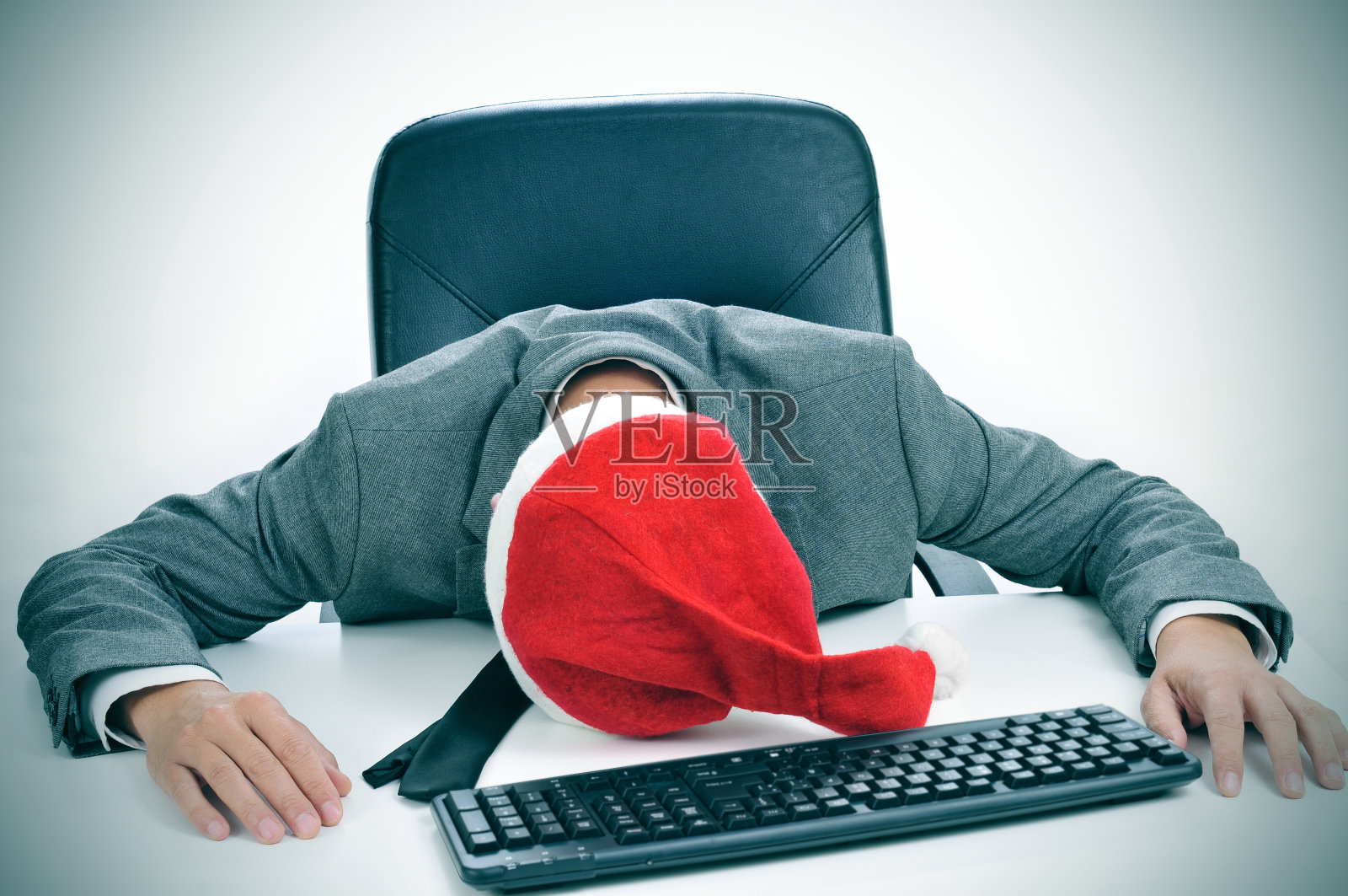 一个人在圣诞派对后睡在办公室里照片摄影图片
