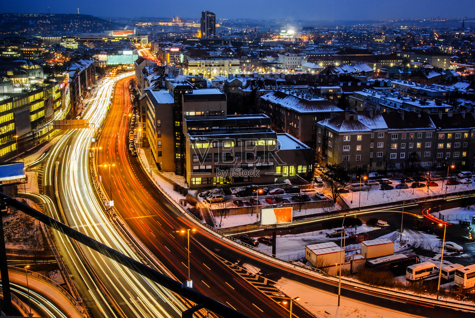 市内夜间高速公路。从鸟类的角度看布拉格照片摄影图片