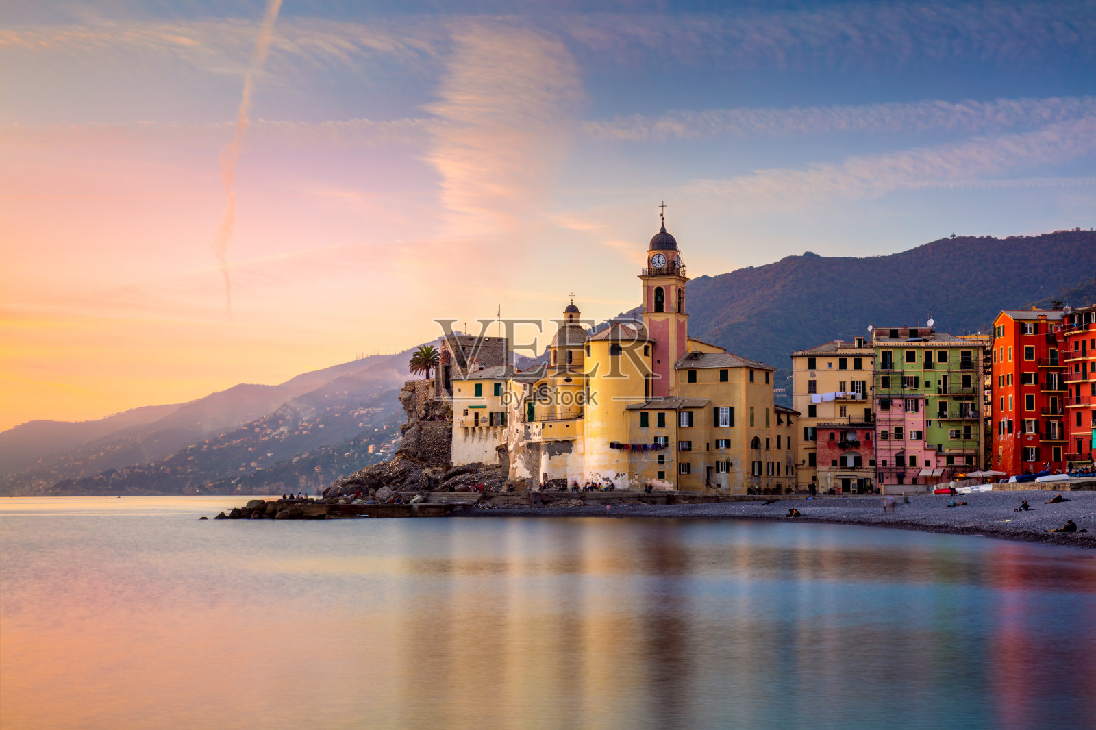 日出时美丽的地中海小镇照片摄影图片