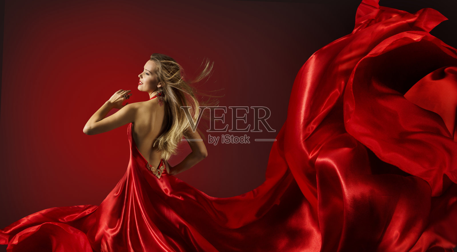 女人红裙跳舞，时装模特飞布面料照片摄影图片