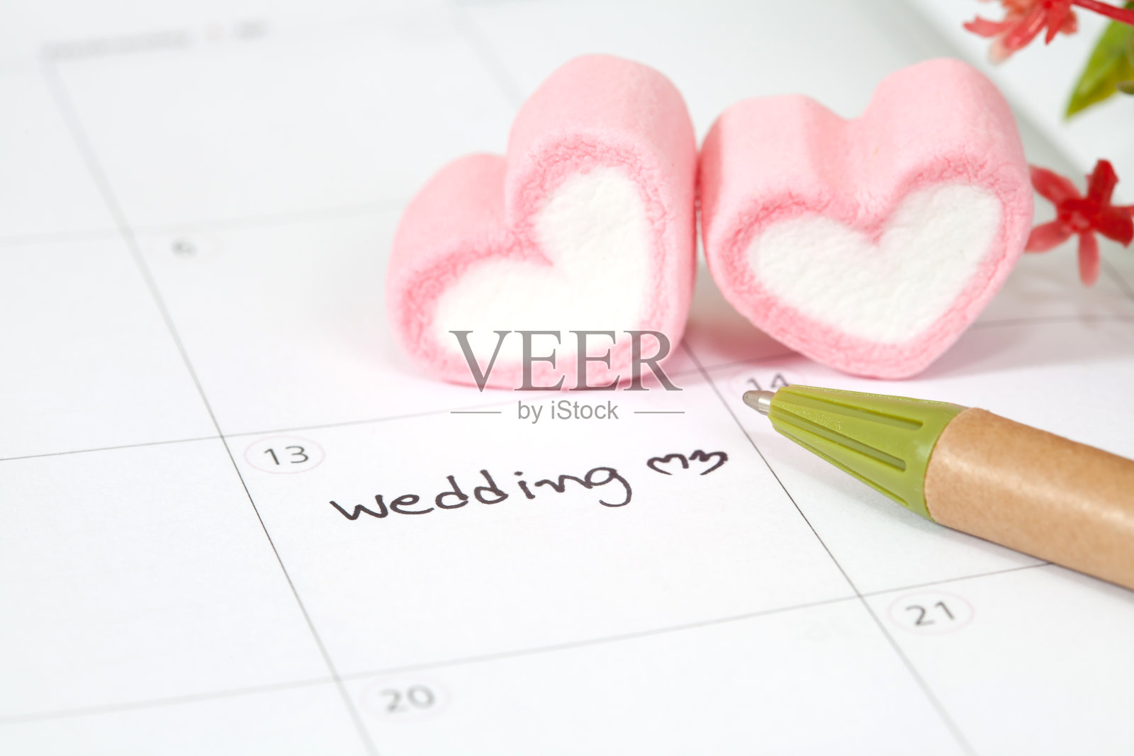 婚礼计划在日历和心形照片摄影图片