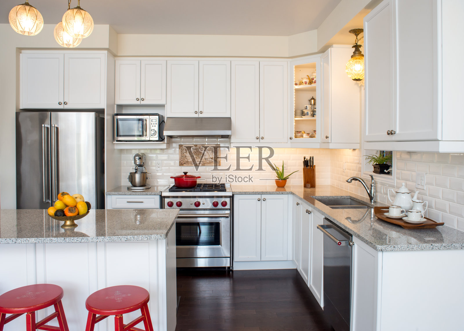 专业设计的全新白色厨房，复古风格照片摄影图片