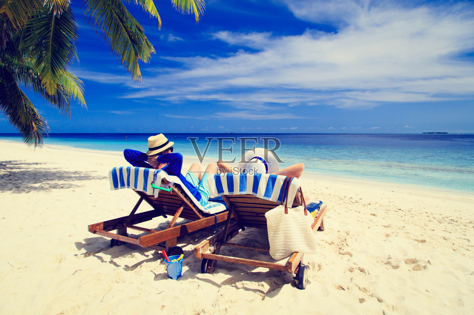 一对幸福的夫妇在热带海滩上放松照片摄影图片
