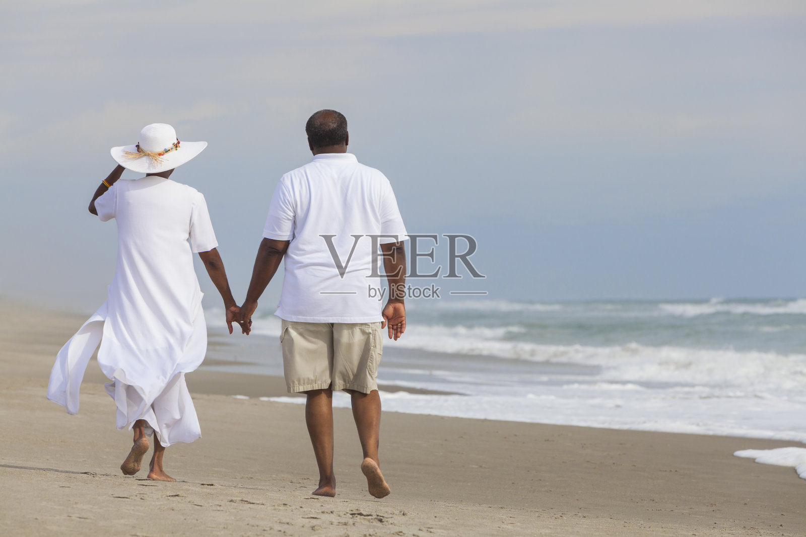 快乐的老非裔美国男女在海滩上照片摄影图片