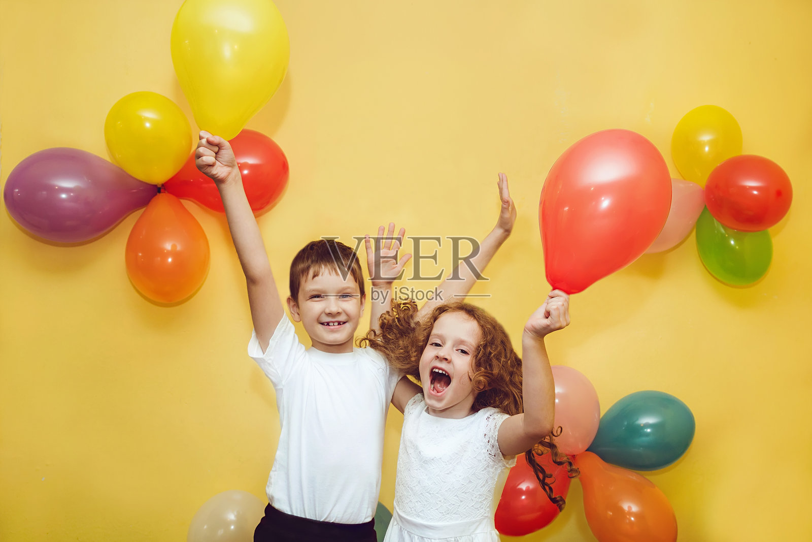 快乐的孩子与气球照片摄影图片