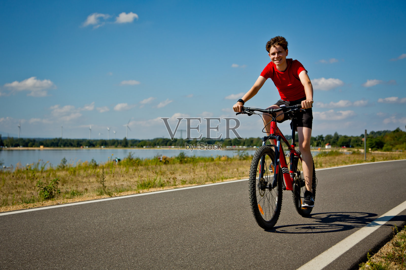 城市自行车——男孩在城市里骑自行车照片摄影图片
