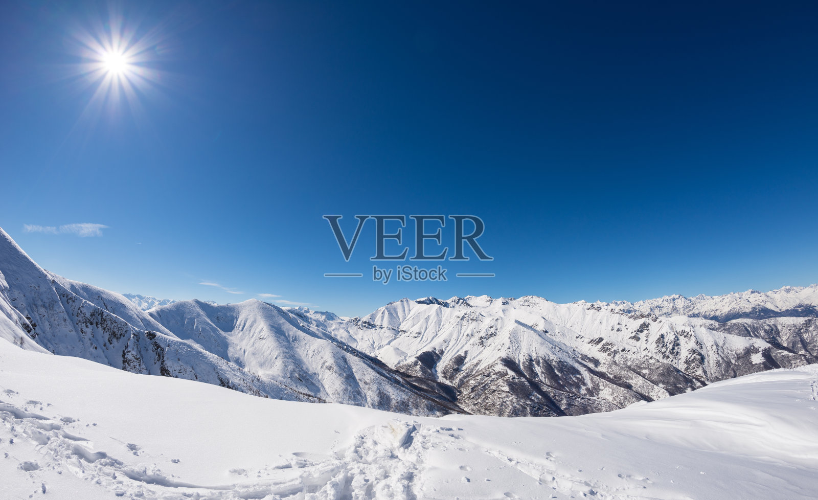 太阳的星星在白雪皑皑的山脉，意大利的阿尔卑斯山照片摄影图片