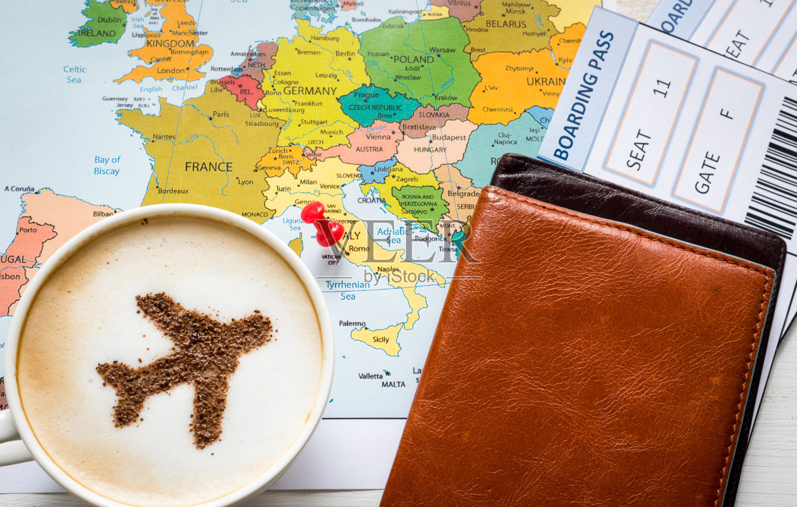 用肉桂制成的卡布奇诺飞机，护照和欧洲地图照片摄影图片