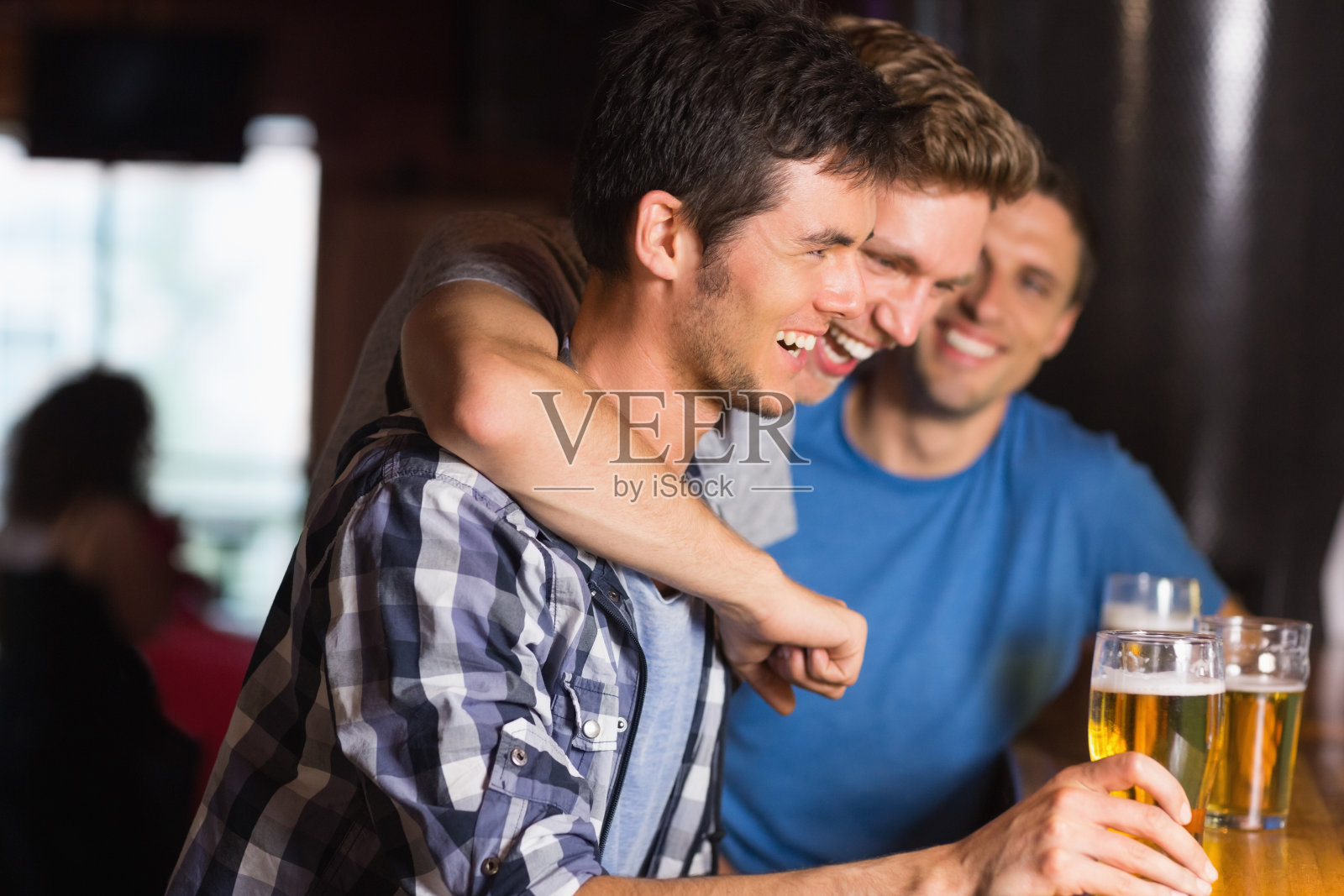 快乐的朋友聚在一起喝酒照片摄影图片