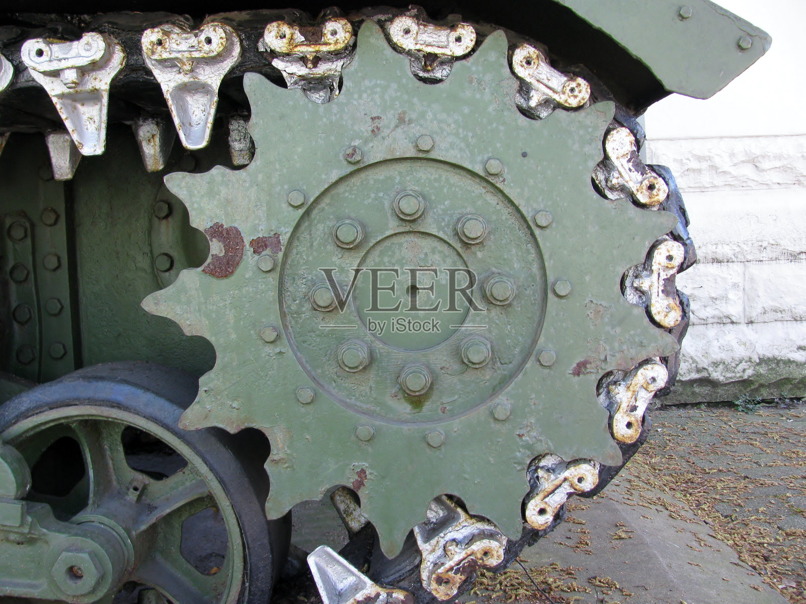 细节拍摄与旧坦克履带和车轮照片摄影图片