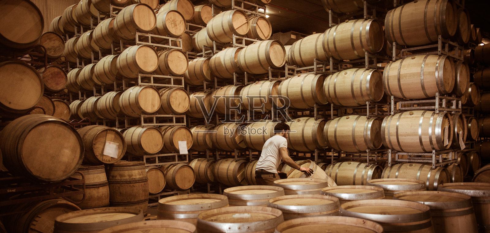酒桶堆放在波尔多葡萄园的酒窖里照片摄影图片